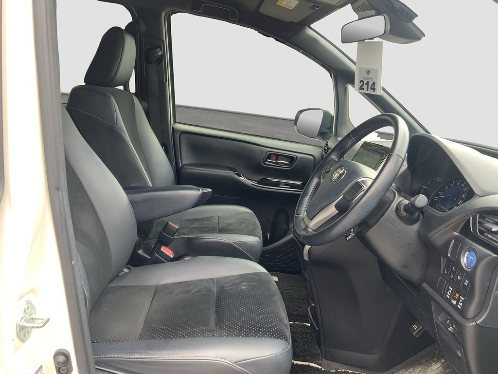 Toyota Voxy Mpv White #12