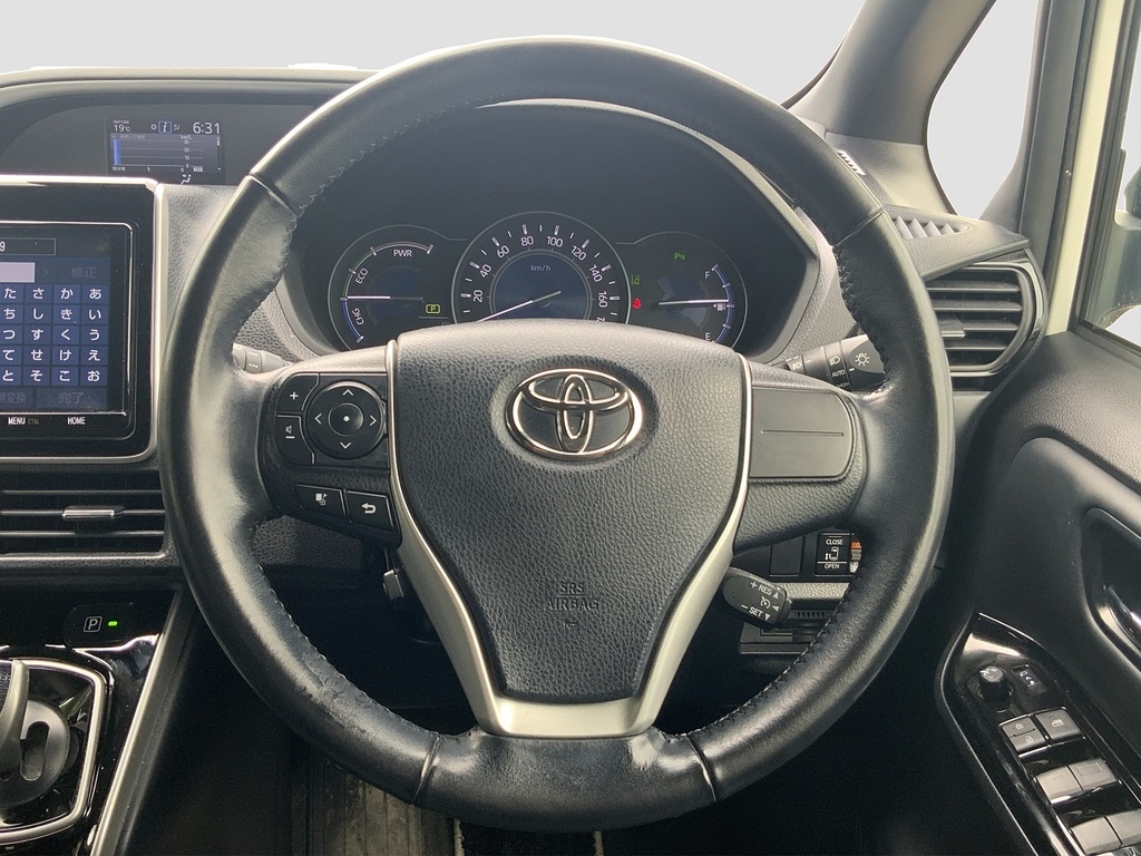 Toyota Voxy Mpv White #9
