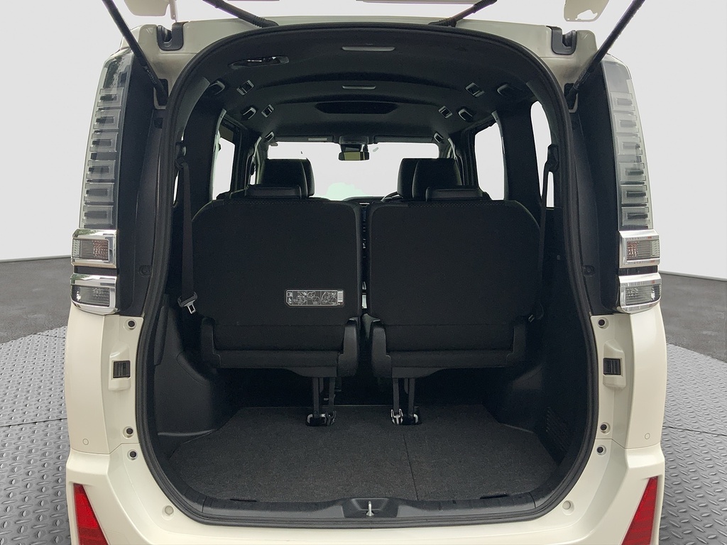 Toyota Voxy Mpv White #19