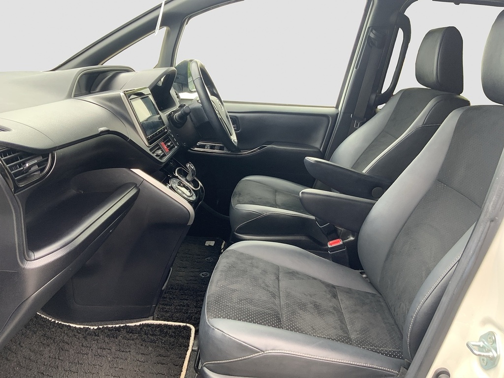 Toyota Voxy Mpv White #14