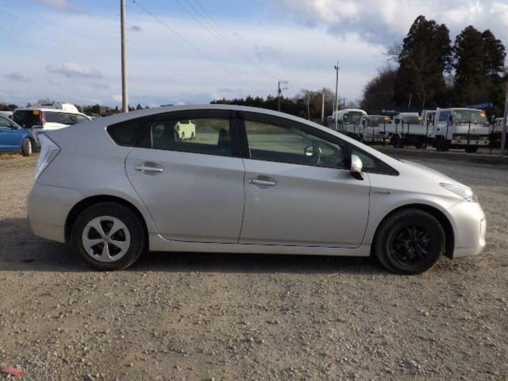 Toyota Prius L Silver #5