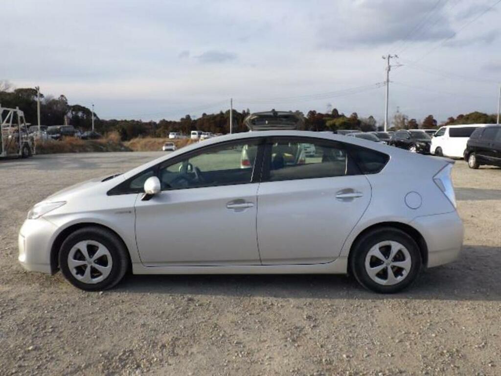 Toyota Prius L Silver #4