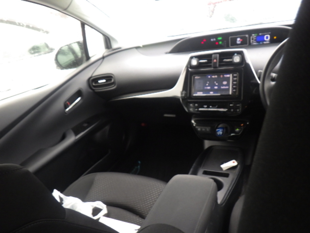 Toyota Prius S Silver #5