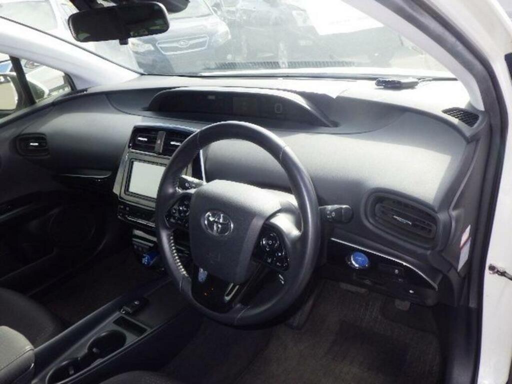 Toyota Prius E Silver #10