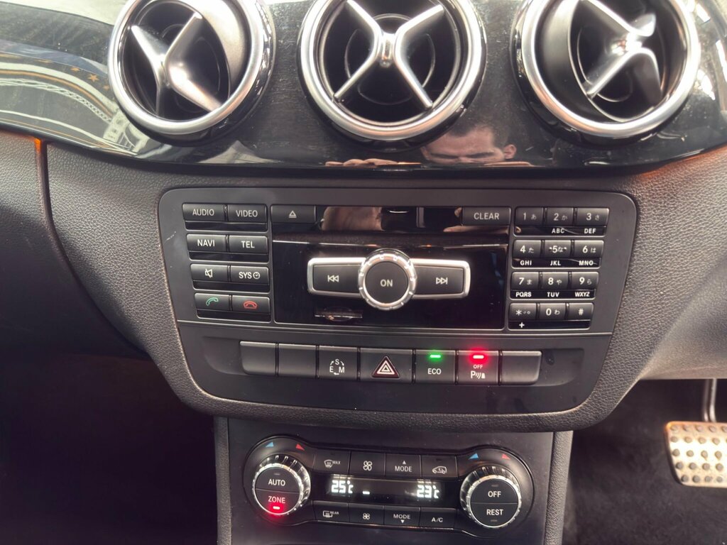 Mercedes-Benz B Class Hatchback White #17