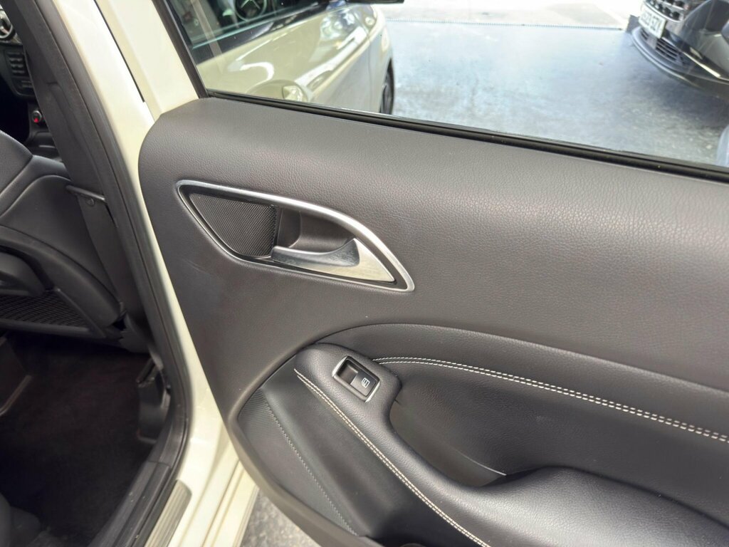 Mercedes-Benz B Class Hatchback White #34