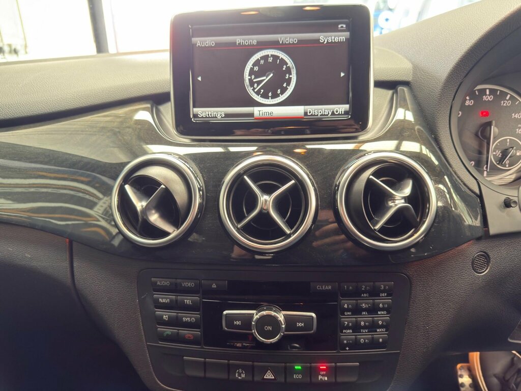 Mercedes-Benz B Class Hatchback White #16