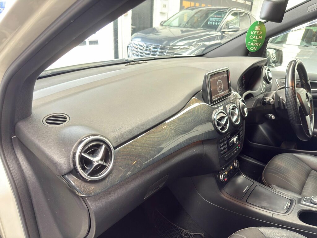 Mercedes-Benz B Class Hatchback White #23