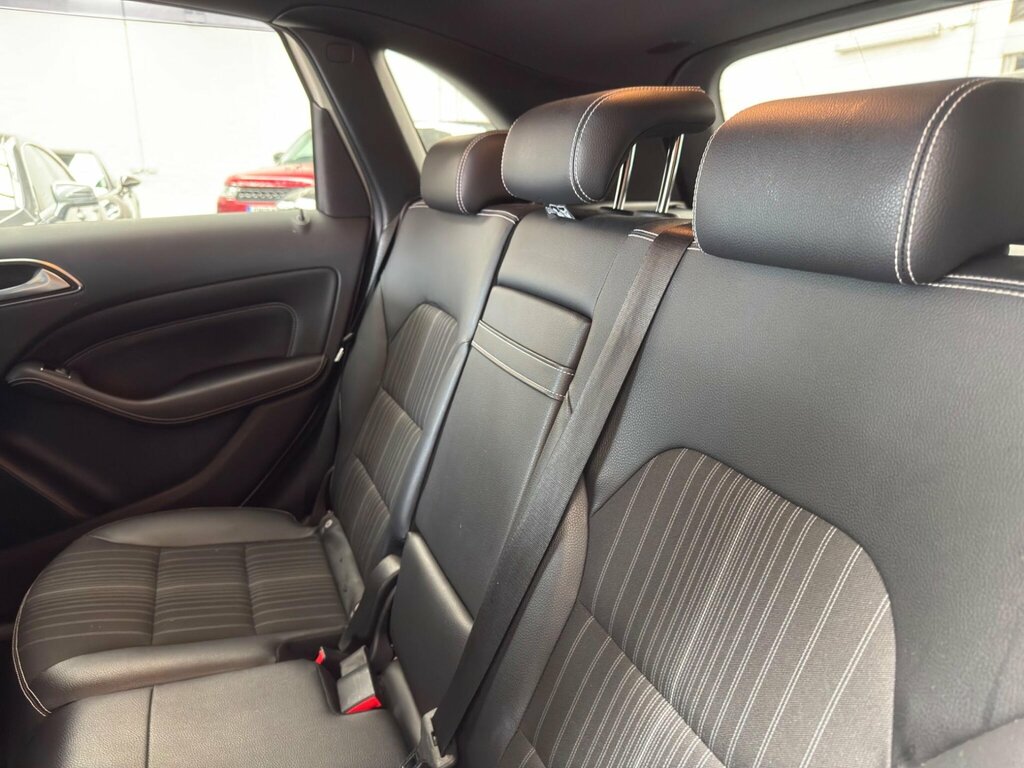 Mercedes-Benz B Class Hatchback White #30