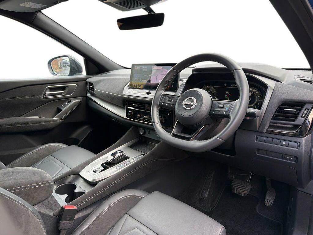 Nissan Qashqai Tekna White #11
