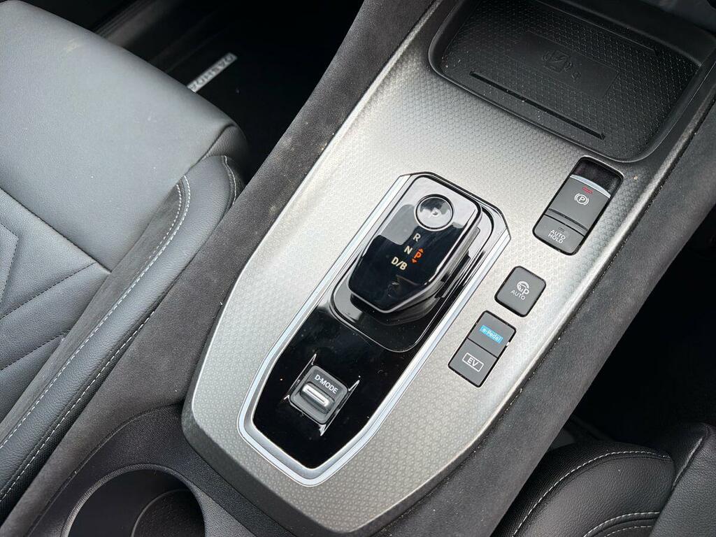 Nissan Qashqai Tekna White #17
