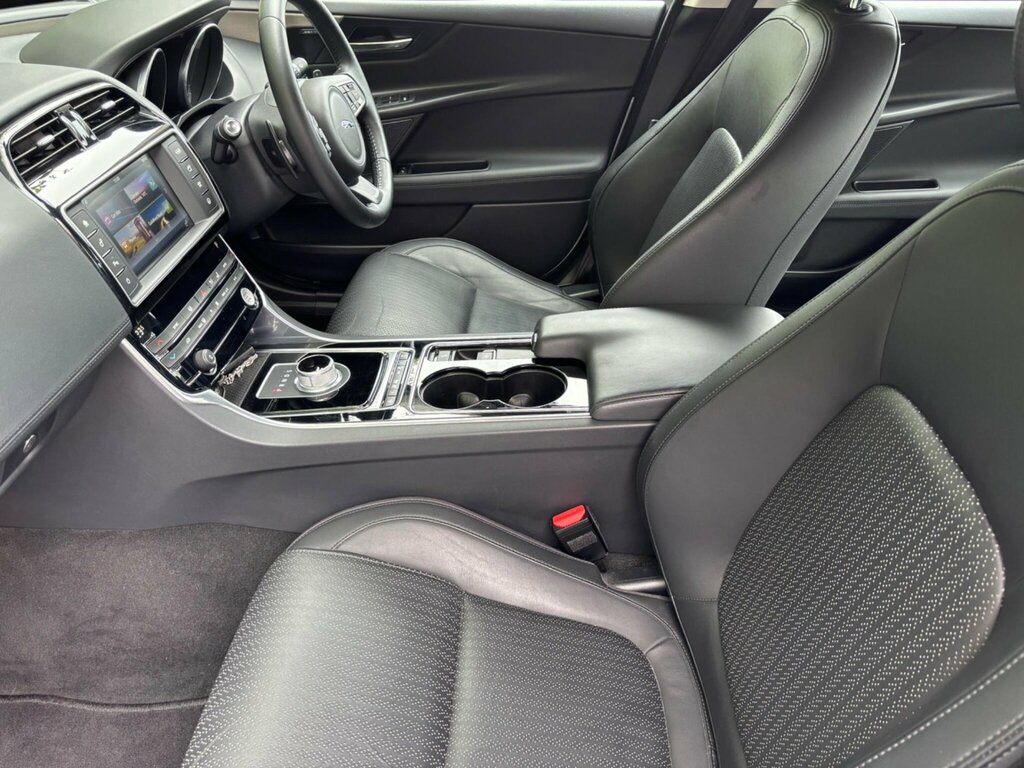 Jaguar XE 2.0 Gtdi Portfolio Euro 6 Ss White #6