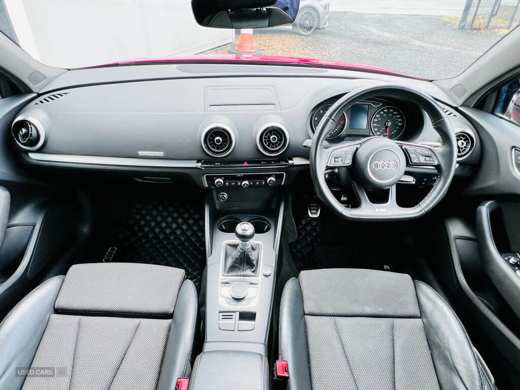 Audi A3 1.6 Tdi 116 Black Edition Red