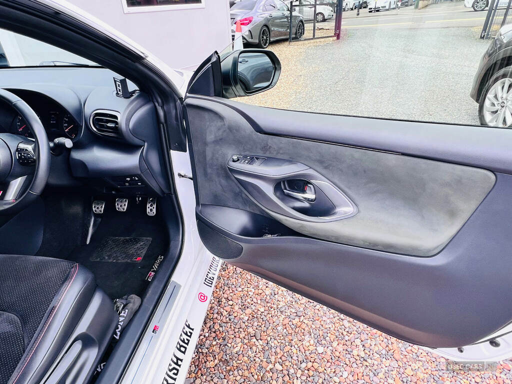 Toyota Yaris Yaris 1.6 Awd Circuit Pack White #6