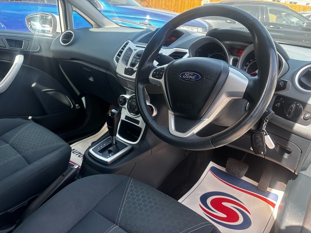 Ford Fiesta 1.4 Zetec Hatchback 154 Gkm White #3