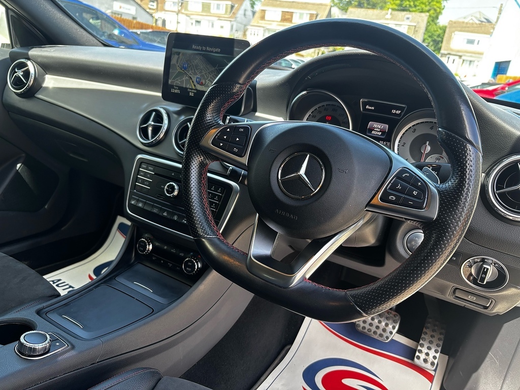 Mercedes-Benz GLA Class 2.1 Gla200d Amg Line Premium Plus Suv White #4