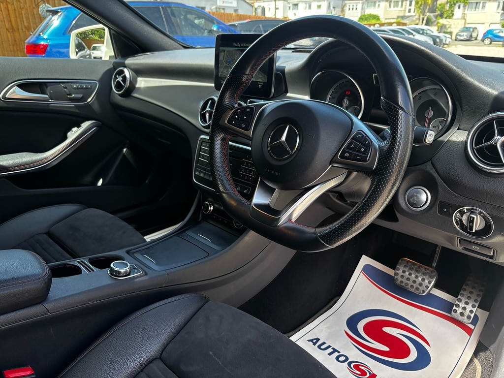 Mercedes-Benz GLA Class 2.1 Gla200d Amg Line Premium Plus Suv White #3