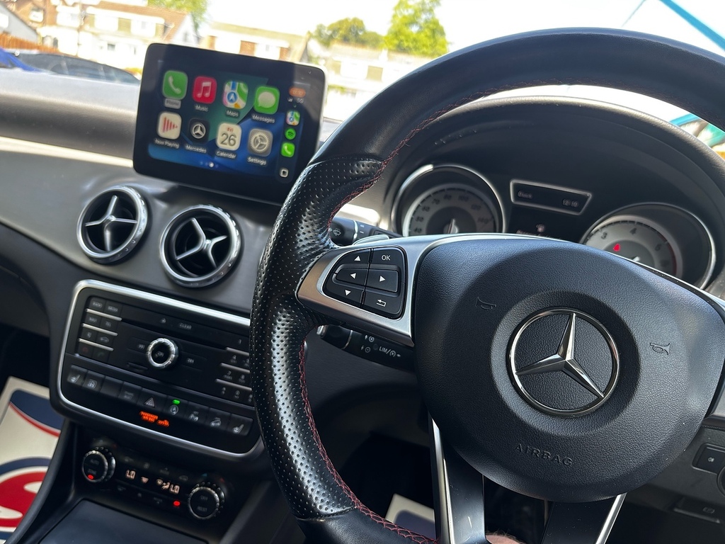 Mercedes-Benz GLA Class 2.1 Gla200d Amg Line Premium Plus Suv White #5