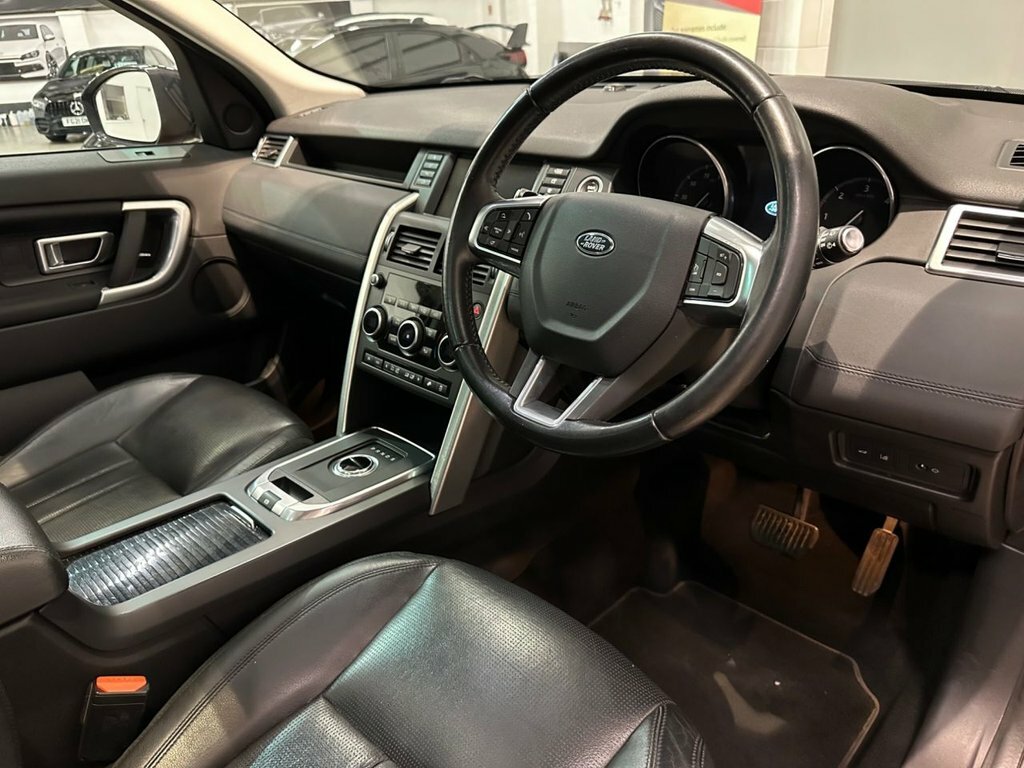 Land Rover Discovery Sport 2L Hse Black Red #3