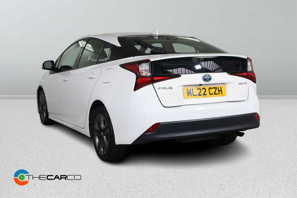 Toyota Prius+ White #8
