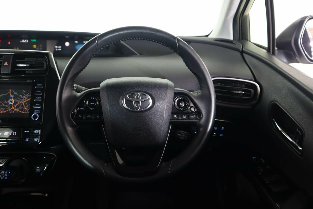 Toyota Prius+ White #40