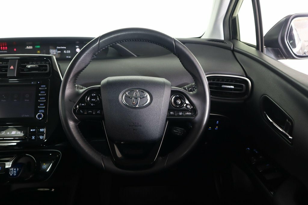 Toyota Prius Hatchback White #43