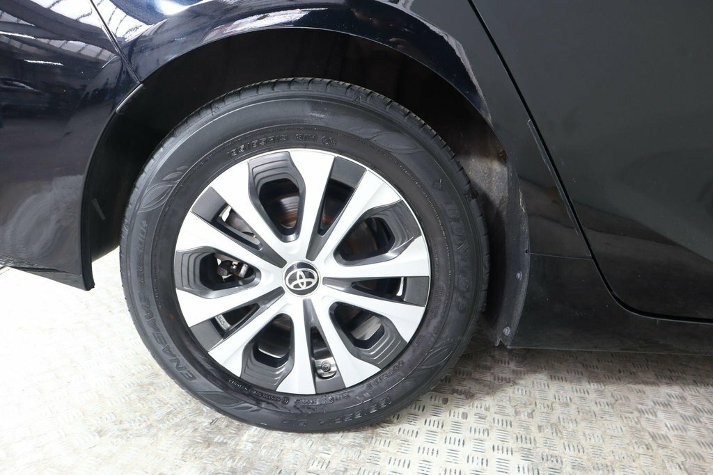 Toyota Prius Hatchback White #29