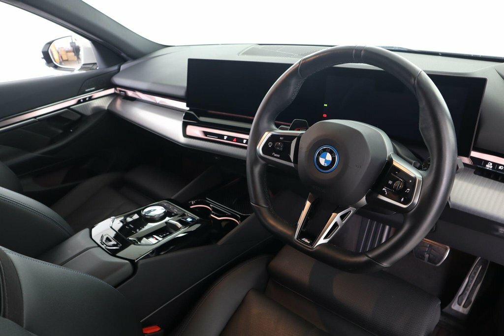 BMW i5 Saloon White #2
