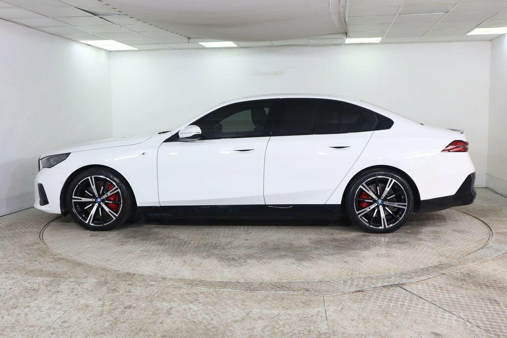 BMW i5 Saloon White #5