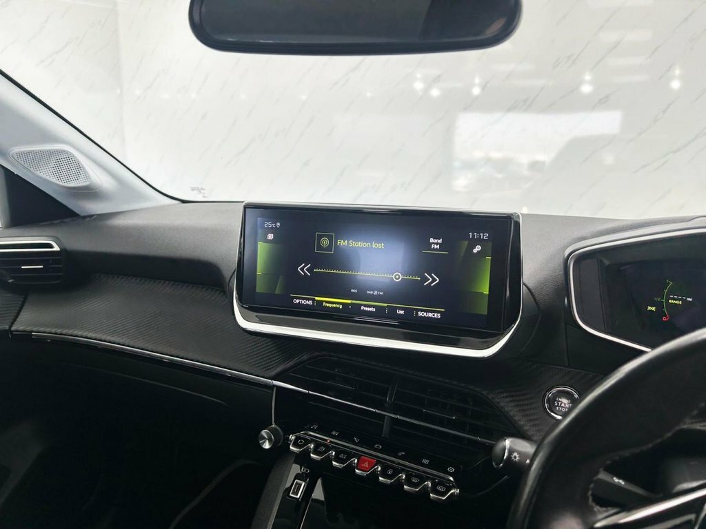 Peugeot 208 Puretech Allure Premium Ss White #13