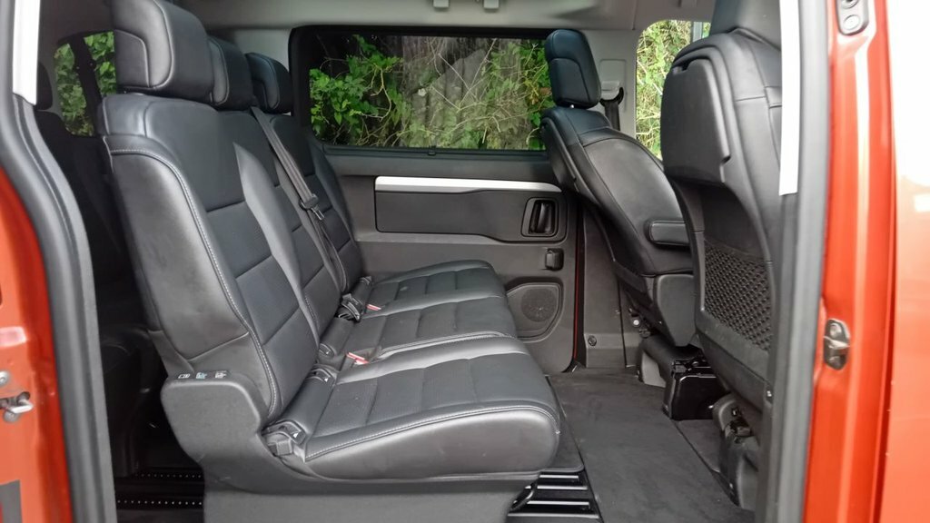 Peugeot Traveller 2L Allure Red #3