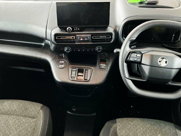 Vauxhall Combo-e Life Mpv Green #2