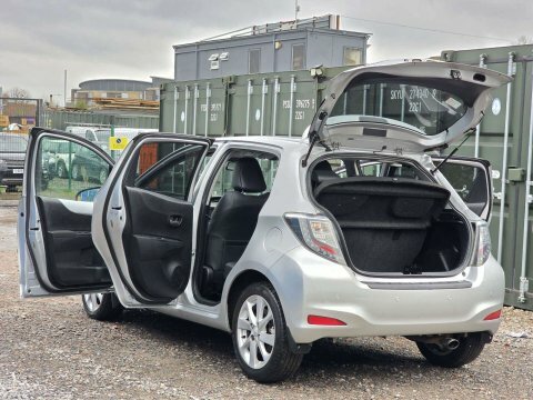 Toyota Yaris 1.5 Vvt-h T MA63UUH Silver #4