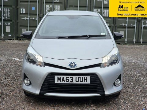 Toyota Yaris 1.5 Vvt-h T MA63UUH Silver #2