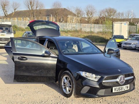 Mercedes-Benz A Class 1.5 A180d Se KU68LYW Black #6