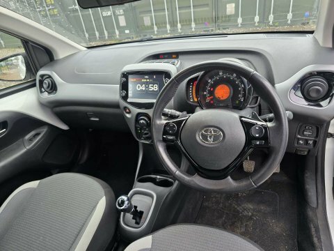 Toyota Aygo 1.0 Vvt-i X-play AX21DTK White #6