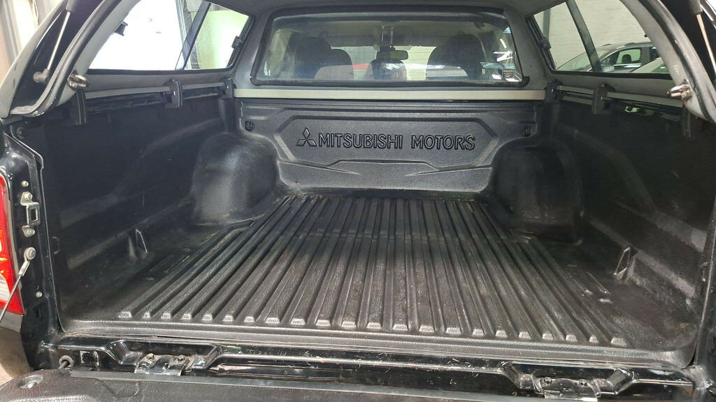 Mitsubishi L200 2.4 Di-d Dc Barbarian Pickup Double Cab Grey #21