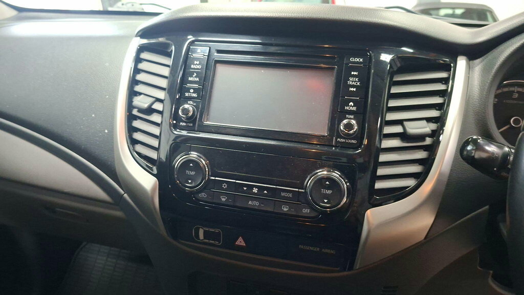Mitsubishi L200 2.4 Di-d Dc Barbarian Pickup Double Cab Grey #17