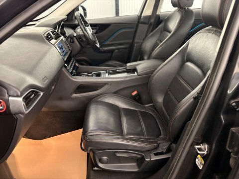 Jaguar F-Pace 2.0 D180 Prestige Black #4