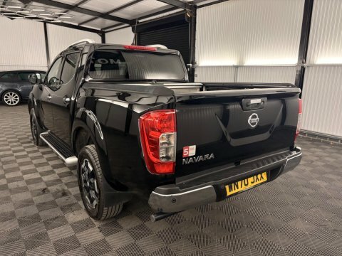 Nissan Navara Tekna Black #44