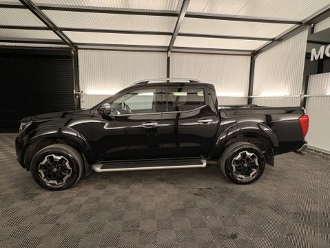 Nissan Navara Tekna Black #92