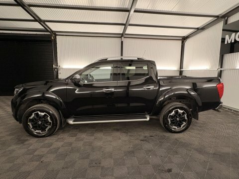 Nissan Navara Tekna Black #42