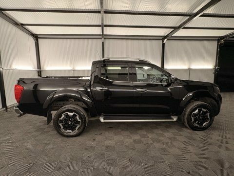 Nissan Navara Tekna Black #48