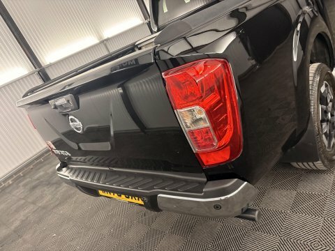 Nissan Navara Tekna Black #34