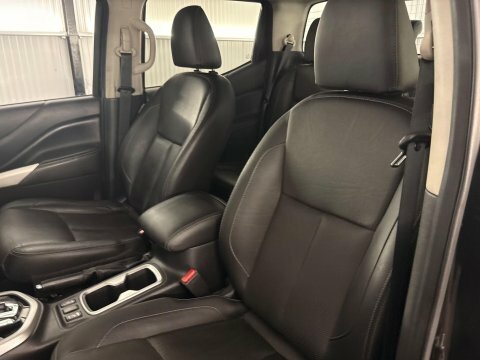 Nissan Navara Tekna Black #8