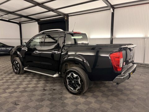 Nissan Navara Tekna Black #43