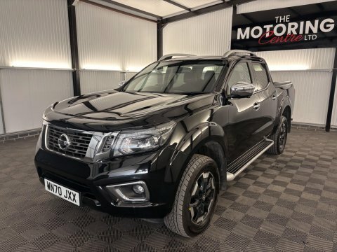Nissan Navara Tekna Black #40