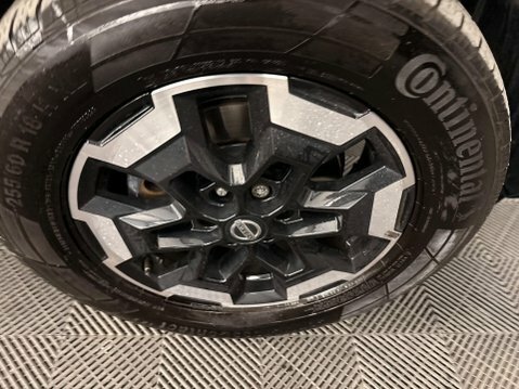 Nissan Navara Tekna Black #79