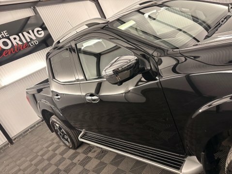 Nissan Navara Tekna Black #85