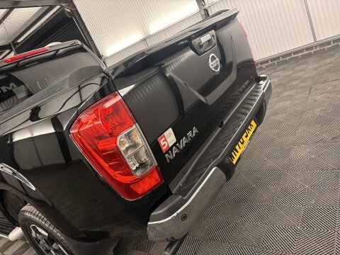 Nissan Navara Tekna Black #33